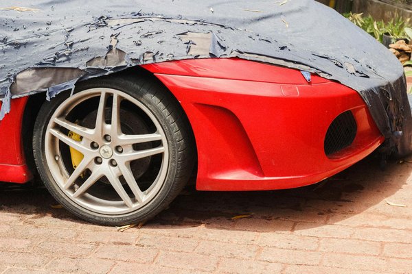 Visite d'un salon dédié aux voitures futuristes